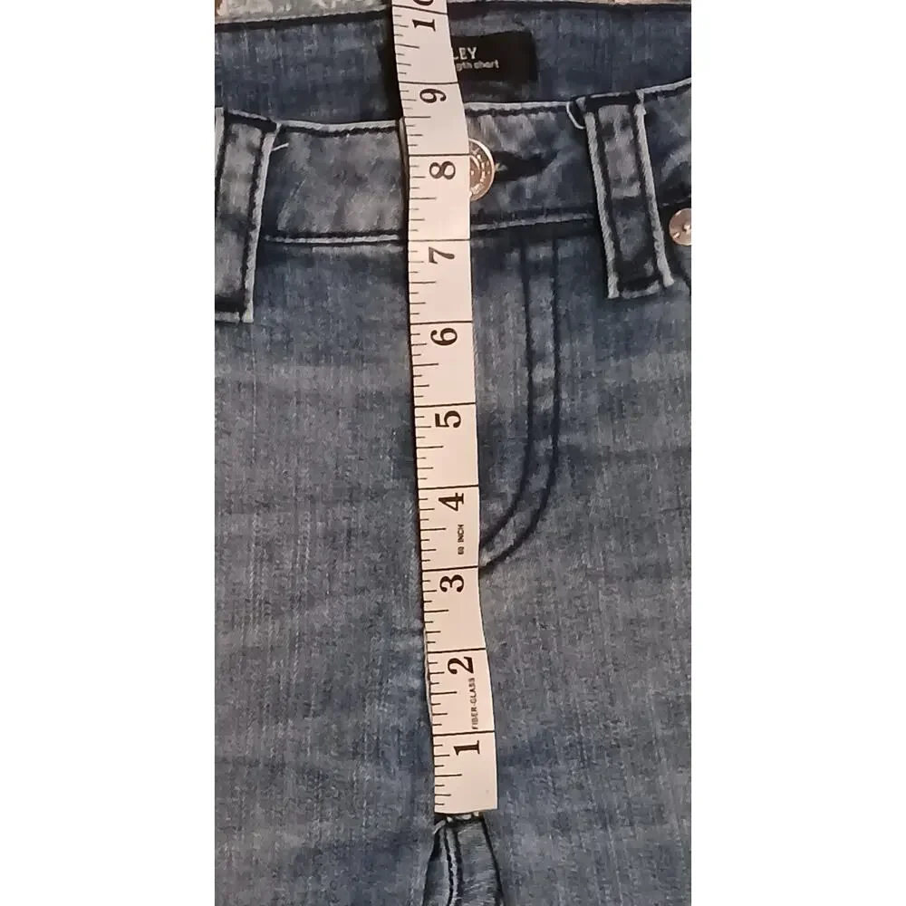 True Religion Riley Low-rise Knee Length Shorts Womens 26 26Wx13L EUC! - Picture 5 of 8